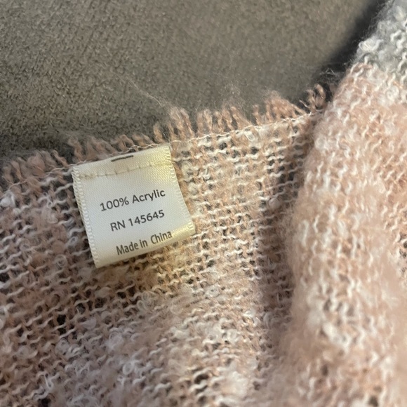 Lovely scarf -worn once -size is o/s - Picture 3 of 4